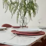 Spacious Flat With Parking In The Heart Of 요크