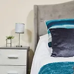 Spacious Flat With Parking In The Heart Of