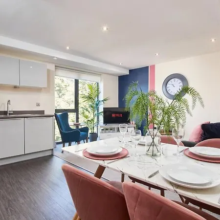 Spacious Flat With Parking In The Heart Of *