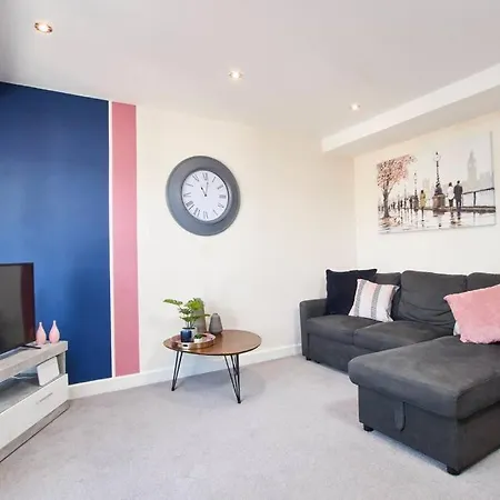 Spacious Flat With Parking In The Heart Of