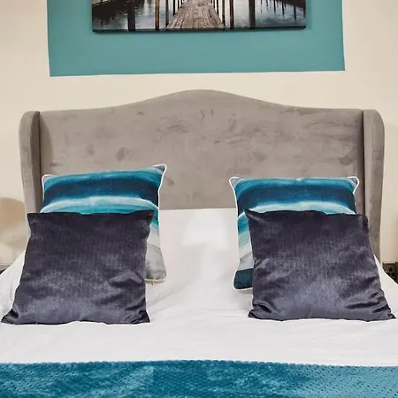 Apartment Spacious Flat With Parking In The Heart Of *