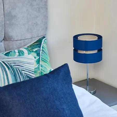 Apartment Spacious Flat With Parking In The Heart Of *