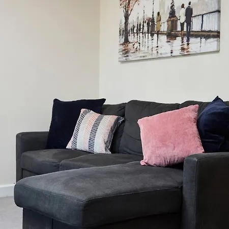 Spacious Flat With Parking In The Heart Of *