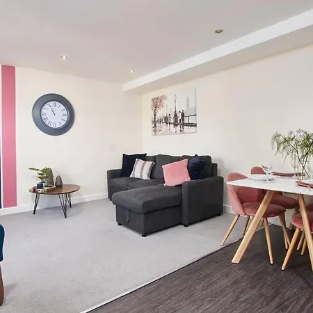 Spacious Flat With Parking In The Heart Of *