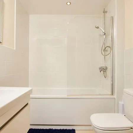 Apartment Spacious Flat With Parking In The Heart Of *