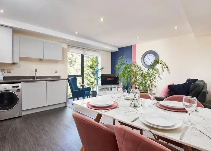 Spacious Flat With Parking In The Heart Of *