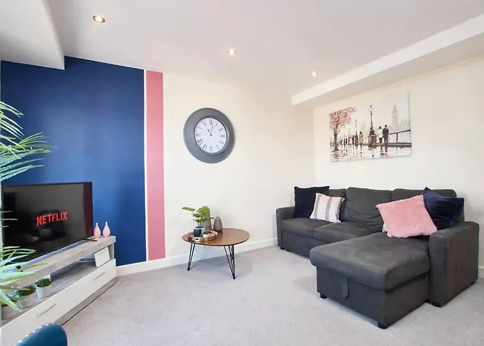 Spacious Flat With Parking In The Heart Of