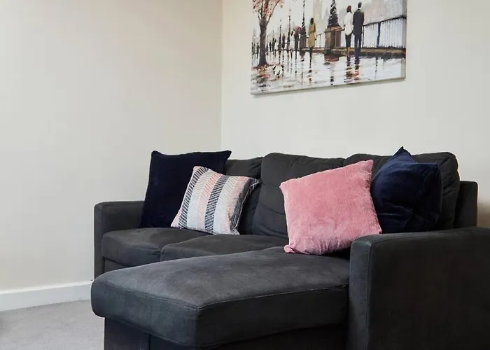 Spacious Flat With Parking In The Heart Of *