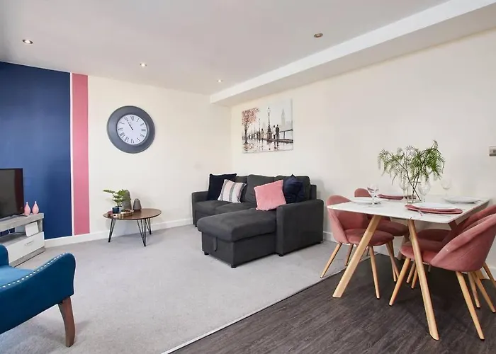 Spacious Flat With Parking In The Heart Of *