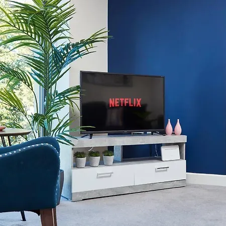 Spacious Flat With Parking In The Heart Of