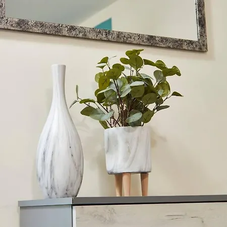 Spacious Flat With Parking In The Heart Of *