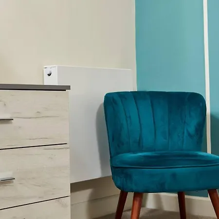 Spacious Flat With Parking In The Heart Of *